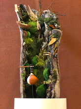 Kép betöltése a galériamegjelenítőbe: Farönk zuzmóval, kerámiamadárral
